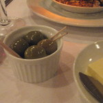 ブション - オリーヴが付き出しです。