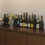 ポエシア - 壁沿いに並べられたワインボトル