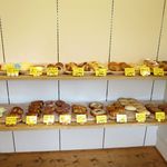 ピッコ ベーカリー - 店内パン棚１
