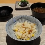 町家懐石　六花 - トウモロコシの炊き込みご飯と赤だし