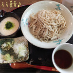 CCube - 十割とろろ蕎麦(冷/1050円)♪
      十割とろろ蕎麦の薬味は葱、山葵に茗荷☆彡
      お蕎麦は細めで香りも良く、喉越しいい！
      そば湯はとろみのある濃い〜もので美味し〜♪