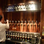 CRAFT BEER HOUSE molto!! - 沢山のタップがラインナップの豊富さを物語る。