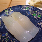 根室花まる - 席に着く前に、レーンからひと皿とって、食べずにはいられないほど、うまそうで美味いイカ。