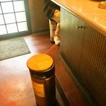 酒処 竹富 - 立ち飲み屋さんですが、年配者向けに、酎ハイタンク＆生ビールタンクを使った簡易椅子があります