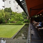 虎屋菓寮 - 庭園が見える 店舗奥のテラス席～♪(^o^)丿