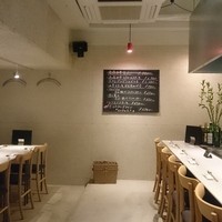鉄板焼 曉 - 白基調の店内