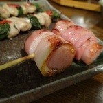 Yakitori Hanabishi - ウインナーベーコン160円