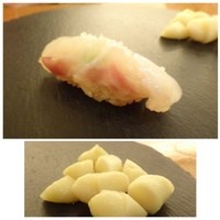 鮨処 石ばし - 石鯛昆布〆・・紺海苔昆布の香りもする美味し品です。
                かけられた塩が少し強いようにも思いますが、年代の差でしょうか。(^^;)
                下は「ガリ」