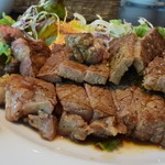 キャトルラパン - ●200ｇの肉はこんなにもボリュームが有ったのね。400ｇは私には無理だなぁ～