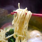 横浜家系ラーメン 宗八 - 麺は中太のちょっと楕円形の麺、箸のネジネジが使いやすい