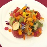 瓢湖屋敷の杜ブルワリー　ザ　レストランスワンレイク - カポナータです。花がかかてあります。