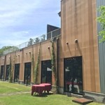 瓢湖屋敷の杜ブルワリー　ザ　レストランスワンレイク - 庭からレストランを眺めます。