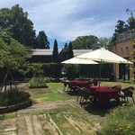 瓢湖屋敷の杜ブルワリー　ザ　レストランスワンレイク - 左の奥に燻製小屋があるようです。