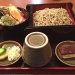 みやび - もりセット¥1050
                                季節野菜のミニ天丼と水ようかんが付いてきました。天ぷらの揚げ方が上手なお蕎麦屋さんでした(^ ^)