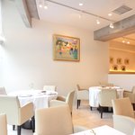 プレヴナンス - 店内のテーブル席の風景です