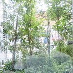 プレヴナンス - 店内のテーブル席の風景です