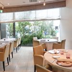 プレヴナンス - 店内のテーブル席の風景です