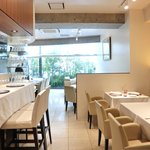 プレヴナンス - 店内のテーブル席の風景です