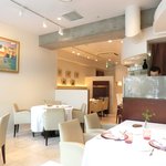 プレヴナンス - 店内のテーブル席の風景です