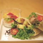 オーガニックカフェ ハスハチキッチン - ピタパンサンドイッチ