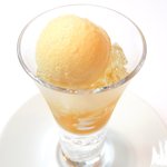 プレヴナンス - ランチコース 6000円 の桃のコンポートとジュレ、モヒート風