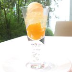 プレヴナンス - ランチコース 6000円 の桃のコンポートとジュレ、モヒート風