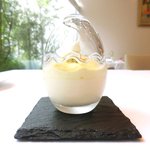 プレヴナンス - ランチコース 6000円 の玉葱フラン、とうもろこしのエスプーマ ポッコーン添え