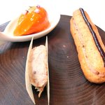 プレヴナンス - ランチコース 6000円 の鶏レバームースのエクレア、豚のリエット、赤パプリカのシャーベット