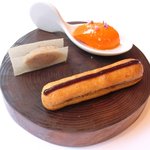 プレヴナンス - ランチコース 6000円 の鶏レバームースのエクレア、豚のリエット、赤パプリカのシャーベット