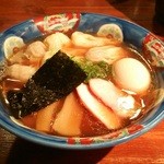 支那そば 八雲 - 黒だし特製ワンタン麺（1000円）＋味玉（100円）