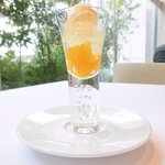 プレヴナンス - ランチコース 6000円 の桃のコンポートとジュレ、モヒート風