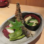 器楽亭 - 鰯の甘露煮 金胡麻、蒸し鮑、鯨の畝須、蛸、三つ葉のおひたし、京都の茶豆