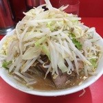 ラーメン二郎 - 【2015.8.30】ぶた入りラーメン¥800。ニンニク、ヤサイ増し。