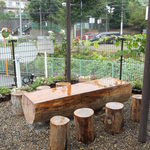 ハウスメッツガー・ハタ - 奥に置かれたベンチとテーブル