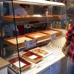 ハウスメッツガー・ハタ - 揚げ物ケースもこの日はほぼ空