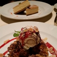 37 Steakhouse & Bar - チェリーパイ＆チーズケーキ
