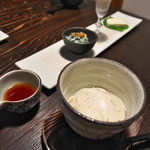 田舎 - 手前：自家製豆腐、
奥：春菊の白和え金山寺みそ
豆乳
山葵チーズ豆腐