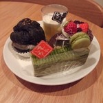 むしやしない - 0896(おはぐろ) 280円
            抹茶のケーキ 410円
            チョコケーキ 約400円
            プリン約300円