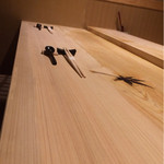 すし宮川  - 白木の清潔感と高級感、土壁の質感がモダンでハイセンスだ和