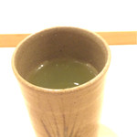 すし宮川  - 料理の器や日本酒の御猪口だけでなく、一つ一つ変化を楽しませてくれる