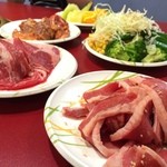 すたみな太郎 - 牛カルビ、牛ロース、豚ハラミ、野菜、フルーツ。