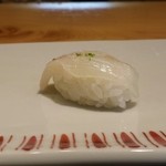 幸寿し 本店 - ヒラメ。柚子塩が振ってあります。