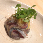 すし宮川  - 青じその新芽アオメが乗せてあります。