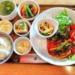 カフェレストりん - とり&とりレバのハンバーグ（パプリカソース）。辣味肉じゃが。揚げの小魚炒め。アスパラ&トマトサラダ。冷奴。わらび餅。