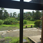 Hisao An - 室内から見たお庭