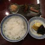 滋味 康月 - 2015年8月
      ■ 風（Lunch）5,400円
      ＊ 八寸
      ＊ 白味噌
      ＊ 温物
      ＊ お造り
      ＊ 焼物（魚）
      ＊ 焼物（肉）
      ＊ 揚物
      ＊ ご飯
      ＊ 香物
      ＊ デザート
      ＊ 煎り番茶orエスプレッソ
      