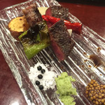 滋味 康月 - 2015年8月
      ■ 風（Lunch）5,400円
      ＊ 八寸
      ＊ 白味噌
      ＊ 温物
      ＊ お造り
      ＊ 焼物（魚）
      ＊ 焼物（肉）
      ＊ 揚物
      ＊ ご飯
      ＊ 香物
      ＊ デザート
      ＊ 煎り番茶orエスプレッソ
      