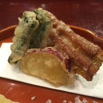 滋味 康月 - 2015年8月
      ■ 風（Lunch）5,400円
      ＊ 八寸
      ＊ 白味噌
      ＊ 温物
      ＊ お造り
      ＊ 焼物（魚）
      ＊ 焼物（肉）
      ＊ 揚物
      ＊ ご飯
      ＊ 香物
      ＊ デザート
      ＊ 煎り番茶orエスプレッソ
      