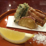 滋味 康月 - 2015年8月
      ■ 風（Lunch）5,400円
      ＊ 八寸
      ＊ 白味噌
      ＊ 温物
      ＊ お造り
      ＊ 焼物（魚）
      ＊ 焼物（肉）
      ＊ 揚物
      ＊ ご飯
      ＊ 香物
      ＊ デザート
      ＊ 煎り番茶orエスプレッソ
      