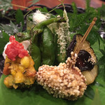 滋味 康月 - 2015年8月
      ■ 風（Lunch）5,400円
      ＊ 八寸
      ＊ 白味噌
      ＊ 温物
      ＊ お造り
      ＊ 焼物（魚）
      ＊ 焼物（肉）
      ＊ 揚物
      ＊ ご飯
      ＊ 香物
      ＊ デザート
      ＊ 煎り番茶orエスプレッソ
      